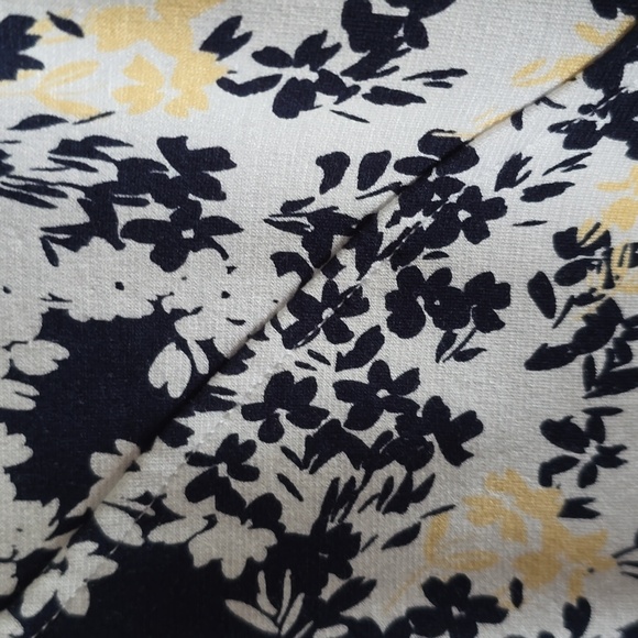 LIZ CLAIBORNE WOMEN'S BLUE AND WHITE FLORAL SUMMER TANK TOP SIZE MEDIUM - Picture 4 of 13